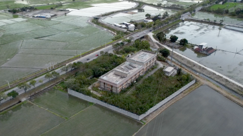 為提供電氣化鐵路電力動能，興建4座變電站，包含花蓮光復鄉的光復變電站、玉里鎮的玉里變電站、台東關山鎮的關山變電站、以及臺東市的台東變電站。每座變電站分別向南北電車線各饋電約20公里，合計約40公里。4座變電站於2014年2月25日全部加入台電系統，以供應列車所需之電力。變電站內部工程包含土建工程、變電工程及一般機電工程等。【圖／關山變電站】