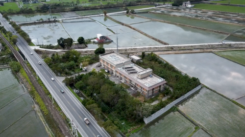 為提供電氣化鐵路電力動能，興建4座變電站，包含花蓮光復鄉的光復變電站、玉里鎮的玉里變電站、台東關山鎮的關山變電站、以及臺東市的台東變電站。每座變電站分別向南北電車線各饋電約20公里，合計約40公里。4座變電站於2014年2月25日全部加入台電系統，以供應列車所需之電力。變電站內部工程包含土建工程、變電工程及一般機電工程等。【圖／關山變電站】
&nbsp;
