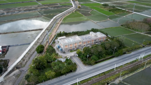 為提供電氣化鐵路電力動能，興建4座變電站，包含花蓮光復鄉的光復變電站、玉里鎮的玉里變電站、台東關山鎮的關山變電站、以及臺東市的台東變電站。每座變電站分別向南北電車線各饋電約20公里，合計約40公里。4座變電站於2014年2月25日全部加入台電系統，以供應列車所需之電力。變電站內部工程包含土建工程、變電工程及一般機電工程等。【圖／關山變電站】
&nbsp;