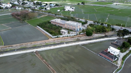 為提供電氣化鐵路電力動能，興建4座變電站，包含花蓮光復鄉的光復變電站、玉里鎮的玉里變電站、台東關山鎮的關山變電站、以及臺東市的台東變電站。每座變電站分別向南北電車線各饋電約20公里，合計約40公里。4座變電站於2014年2月25日全部加入台電系統，以供應列車所需之電力。變電站內部工程包含土建工程、變電工程及一般機電工程等。【圖／關山變電站】
&nbsp;
