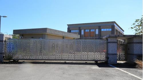 為提供電氣化鐵路電力動能，興建4座變電站，包含花蓮光復鄉的光復變電站、玉里鎮的玉里變電站、台東關山鎮的關山變電站、以及臺東市的台東變電站。每座變電站分別向南北電車線各饋電約20公里，合計約40公里。4座變電站於2014年2月25日全部加入台電系統，以供應列車所需之電力。變電站內部工程包含土建工程、變電工程及一般機電工程等。【圖／台東變電站】