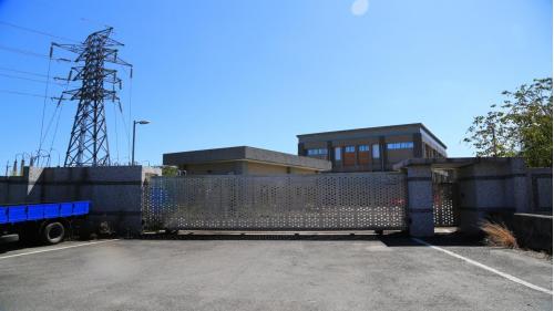 為提供電氣化鐵路電力動能，興建4座變電站，包含花蓮光復鄉的光復變電站、玉里鎮的玉里變電站、台東關山鎮的關山變電站、以及臺東市的台東變電站。每座變電站分別向南北電車線各饋電約20公里，合計約40公里。4座變電站於2014年2月25日全部加入台電系統，以供應列車所需之電力。變電站內部工程包含土建工程、變電工程及一般機電工程等。【圖／台東變電站】