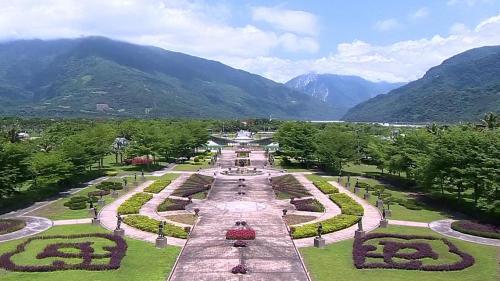 溪口隧道位於花蓮縣壽豐鄉，沿線穿越豐田圳沉砂池、壽豐溪、以及兆豐農場等地段，全長約3,780公尺，於2010年10月6日施工，2013年11月14日完工。施工方式以明挖覆蓋法為主，局部穿越堤防段，則採鑽掘工法施作。新建之溪口隧道較原隧道長1,660公尺，主要考量洪水之影響，設置洞口於較遠的陸域地區，以避開河川範圍。【圖/兆豐農場】