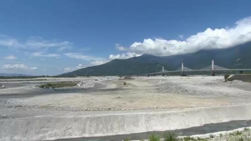 溪口隧道位於花蓮縣壽豐鄉，沿線穿越豐田圳沉砂池、壽豐溪、以及兆豐農場等地段，全長約3,780公尺，於2010年10月6日施工，2013年11月14日完工。施工方式以明挖覆蓋法為主，局部穿越堤防段，則採鑽掘工法施作。新建之溪口隧道較原隧道長1,660公尺，主要考量洪水之影響，設置洞口於較遠的陸域地區，以避開河川範圍。【圖/壽豐溪】
&nbsp;