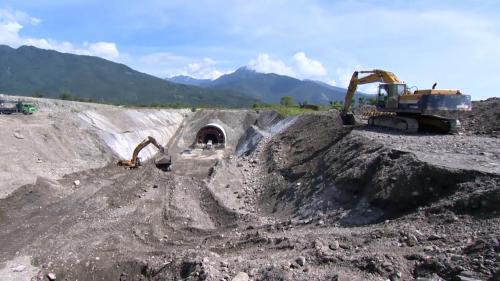 光復隧道位於萬榮站與光復站之間，為河底隧道，採用明挖覆蓋工法施工為主，在穿越堤防部分採用鑽掘工法施工。穿越馬鞍溪下方，南洞口與台九線省道相交，全長約2,560公尺，於2010年12月6日施工，2013年10月24日完工。【圖/光復隧道施工/光復隧道穿越馬鞍溪下方】