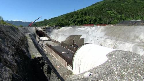 光復隧道位於萬榮站與光復站之間，為河底隧道.採用明挖覆蓋工法施工為主，在穿越堤防部分採用鑽掘工法施工。穿越馬鞍溪下方，覆土最深約15公尺。南洞口與台九線省道相交，全長約2,560公尺，於2010年12月6日施工，2013年10月24日完工。【圖/洞口明挖覆蓋工法施工】
&nbsp;