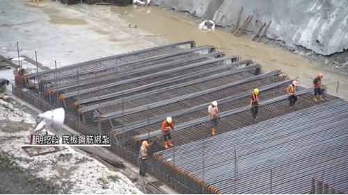 光復隧道位於萬榮站與光復站之間，為河底隧道，採用明挖覆蓋工法施工為主，在穿越堤防部分採用鑽掘工法施工。穿越馬鞍溪下方，南洞口與台九線省道相交，全長約2,560公尺，於2010年12月6日施工，2013年10月24日完工。【圖/光復隧道明挖段 底板鋼筋綁紮】
&nbsp;
&nbsp;