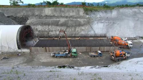 光復隧道位於萬榮站與光復站之間，為河底隧道，採用明挖覆蓋工法施工為主，在穿越堤防部分採用鑽掘工法施工。穿越馬鞍溪下方，南洞口與台九線省道相交，全長約2,560公尺，於2010年12月6日施工，2013年10月24日完工。【圖/光復隧道施工】
&nbsp;