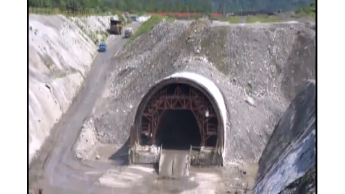 光復隧道位於萬榮站與光復站之間，為河底隧道，採用明挖覆蓋工法施工為主，在穿越堤防部分採用鑽掘工法施工。穿越馬鞍溪下方，南洞口與台九線省道相交，全長約2,560公尺，於2010年12月6日施工，2013年10月24日完工。【圖/光復隧道穿越馬鞍溪下方】
&nbsp;