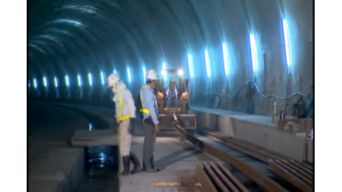 光復隧道位於萬榮站與光復站之間，為河底隧道，採用明挖覆蓋工法施工為主，在穿越堤防部分採用鑽掘工法施工。穿越馬鞍溪下方，南洞口與台九線省道相交，全長約2,560公尺，於2010年12月6日施工，2013年10月24日完工。
&nbsp;