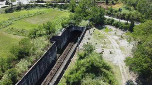 光復隧道位於萬榮站與光復站之間，為河底隧道，採用明挖覆蓋工法施工為主，隧道沿線穿越鳳林遊憩區、馬鞍溪及南洞口與台九線省道相交，覆土最深約15公尺，在穿越堤防部分採用鑽掘工法施工。南洞口與台九線省道相交，全長約2,560公尺，於2010年12月6日施工，2013年10月24日完工。