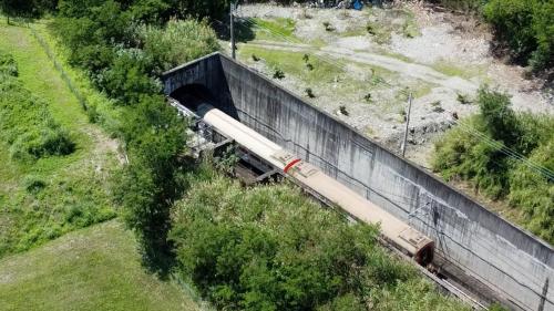 光復隧道位於萬榮站與光復站之間，為河底隧道，採用明挖覆蓋工法施工為主，隧道沿線穿越鳳林遊憩區、馬鞍溪及南洞口與台九線省道相交，覆土最深約15公尺，在穿越堤防部分採用鑽掘工法施工。南洞口與台九線省道相交，全長約2,560公尺，於2010年12月6日施工，2013年10月24日完工。
&nbsp;