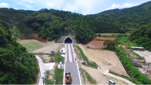 為配合鐵路電氣化工程興建一座雙軌的新自強隧道，位於瑞穗站至三民站之間，全長約2,676公尺，於2017年8月完工通車，是花東線鐵路電氣化工程中最艱難的部分。在歷經無數次大小隧道災變後，改用中導坑搭配複合式灌漿前進開挖。待貫通中導坑後，繼續以短台階工法進行下半斷面工程作業，開挖完成後，立即施作仰拱，閉合隧道底部。由於新自強隧道工程施作時，遭遇沉泥層地質，影響通車時程，施工期間舊自強隧道部分採用導電軌電車線系統施工，使全線電氣化如期完成單線通車。
&nbsp;