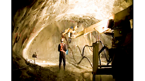 為配合鐵路電氣化工程興建一座雙軌的新自強隧道，位於瑞穗站至三民站之間，全長約2,676公尺，於2017年8月完工通車，是花東線鐵路電氣化工程中最艱難的部分。在歷經無數次大小隧道災變後，改用中導坑搭配複合式灌漿前進開挖。待貫通中導坑後，繼續以短台階工法進行下半斷面工程作業，開挖完成後，立即施作仰拱，閉合隧道底部。由於新自強隧道工程施作時，遭遇沉泥層地質，影響通車時程，施工期間舊自強隧道部分採用導電軌電車線系統施工，使全線電氣化如期完成單線通車。【圖/新自強隧道 南口擴挖作業】
&nbsp;
