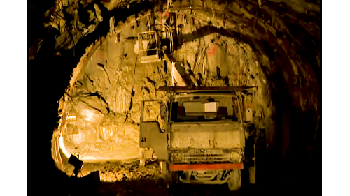 為配合鐵路電氣化工程興建一座雙軌的新自強隧道，位於瑞穗站至三民站之間，全長約2,676公尺，於2017年8月完工通車，是花東線鐵路電氣化工程中最艱難的部分。在歷經無數次大小隧道災變後，改用中導坑搭配複合式灌漿前進開挖。待貫通中導坑後，繼續以短台階工法進行下半斷面工程作業，開挖完成後，立即施作仰拱，閉合隧道底部。由於新自強隧道工程施作時，遭遇沉泥層地質，影響通車時程，施工期間舊自強隧道部分採用導電軌電車線系統施工，使全線電氣化如期完成單線通車。
&nbsp;