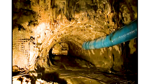 為配合鐵路電氣化工程興建一座雙軌的新自強隧道，位於瑞穗站至三民站之間，全長約2,676公尺，於2017年8月完工通車，是花東線鐵路電氣化工程中最艱難的部分。在歷經無數次大小隧道災變後，改用中導坑搭配複合式灌漿前進開挖。待貫通中導坑後，繼續以短台階工法進行下半斷面工程作業，開挖完成後，立即施作仰拱，閉合隧道底部。由於新自強隧道工程施作時，遭遇沉泥層地質，影響通車時程，施工期間舊自強隧道部分採用導電軌電車線系統施工，使全線電氣化如期完成單線通車。【圖/新自強隧道 南口擴挖作業】
&nbsp;