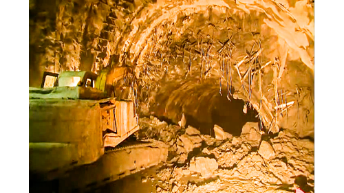 為配合鐵路電氣化工程興建一座雙軌的新自強隧道，位於瑞穗站至三民站之間，全長約2,676公尺，於2017年8月完工通車，是花東線鐵路電氣化工程中最艱難的部分。在歷經無數次大小隧道災變後，改用中導坑搭配複合式灌漿前進開挖。待貫通中導坑後，繼續以短台階工法進行下半斷面工程作業，開挖完成後，立即施作仰拱，閉合隧道底部。由於新自強隧道工程施作時，遭遇沉泥層地質，影響通車時程，施工期間舊自強隧道部分採用導電軌電車線系統施工，使全線電氣化如期完成單線通車。【圖/新自強隧道 南口擴挖作業】
&nbsp;