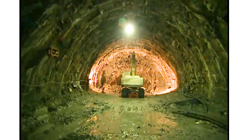 為配合鐵路電氣化工程興建一座雙軌的新自強隧道，位於瑞穗站至三民站之間，全長約2,676公尺，於2017年8月完工通車，是花東線鐵路電氣化工程中最艱難的部分。在歷經無數次大小隧道災變後，改用中導坑搭配複合式灌漿前進開挖。待貫通中導坑後，繼續以短台階工法進行下半斷面工程作業，開挖完成後，立即施作仰拱，閉合隧道底部。由於新自強隧道工程施作時，遭遇沉泥層地質，影響通車時程，施工期間舊自強隧道部分採用導電軌電車線系統施工，使全線電氣化如期完成單線通車。【圖/新自強隧道 南口擴挖作業】
&nbsp;