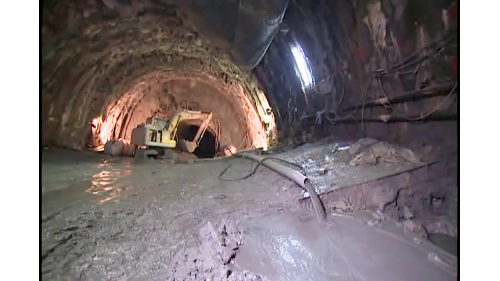 為配合鐵路電氣化工程興建一座雙軌的新自強隧道，位於瑞穗站至三民站之間，全長約2,676公尺，於2017年8月完工通車，是花東線鐵路電氣化工程中最艱難的部分。在歷經無數次大小隧道災變後，改用中導坑搭配複合式灌漿前進開挖。待貫通中導坑後，繼續以短台階工法進行下半斷面工程作業，開挖完成後，立即施作仰拱，閉合隧道底部。由於新自強隧道工程施作時，遭遇沉泥層地質，影響通車時程，施工期間舊自強隧道部分採用導電軌電車線系統施工，使全線電氣化如期完成單線通車。【圖/新自強隧道 南口擴挖作業，不斷滲流的泥水】