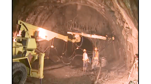 為配合鐵路電氣化工程興建一座雙軌的新自強隧道，位於瑞穗站至三民站之間，全長約2,676公尺，於2017年8月完工通車，是花東線鐵路電氣化工程中最艱難的部分。在歷經無數次大小隧道災變後，改用中導坑搭配複合式灌漿前進開挖。待貫通中導坑後，繼續以短台階工法進行下半斷面工程作業，開挖完成後，立即施作仰拱，閉合隧道底部。由於新自強隧道工程施作時，遭遇沉泥層地質，影響通車時程，施工期間舊自強隧道部分採用導電軌電車線系統施工，使全線電氣化如期完成單線通車。【圖/新自強隧道 南口擴挖作業】