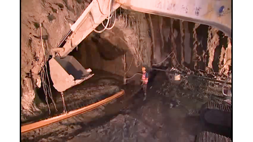 為配合鐵路電氣化工程興建一座雙軌的新自強隧道，位於瑞穗站至三民站之間，全長約2,676公尺，於2017年8月完工通車，是花東線鐵路電氣化工程中最艱難的部分。在歷經無數次大小隧道災變後，改用中導坑搭配複合式灌漿前進開挖。待貫通中導坑後，繼續以短台階工法進行下半斷面工程作業，開挖完成後，立即施作仰拱，閉合隧道底部。由於新自強隧道工程施作時，遭遇沉泥層地質，影響通車時程，施工期間舊自強隧道部分採用導電軌電車線系統施工，使全線電氣化如期完成單線通車。【圖/新自強隧道 南口擴挖作業】
&nbsp;
