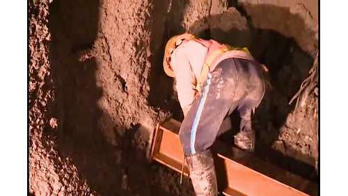 為配合鐵路電氣化工程興建一座雙軌的新自強隧道，位於瑞穗站至三民站之間，全長約2,676公尺，於2017年8月完工通車，是花東線鐵路電氣化工程中最艱難的部分。在歷經無數次大小隧道災變後，改用中導坑搭配複合式灌漿前進開挖。待貫通中導坑後，繼續以短台階工法進行下半斷面工程作業，開挖完成後，立即施作仰拱，閉合隧道底部。由於新自強隧道工程施作時，遭遇沉泥層地質，影響通車時程，施工期間舊自強隧道部分採用導電軌電車線系統施工，使全線電氣化如期完成單線通車。【圖/新自強隧道 南口擴挖作業】
