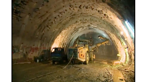 為配合鐵路電氣化工程興建一座雙軌的新自強隧道，位於瑞穗站至三民站之間，全長約2,676公尺，於2017年8月完工通車，是花東線鐵路電氣化工程中最艱難的部分。在歷經無數次大小隧道災變後，改用中導坑搭配複合式灌漿前進開挖。待貫通中導坑後，繼續以短台階工法進行下半斷面工程作業，開挖完成後，立即施作仰拱，閉合隧道底部。由於新自強隧道工程施作時，遭遇沉泥層地質，影響通車時程，施工期間舊自強隧道部分採用導電軌電車線系統施工，使全線電氣化如期完成單線通車。【圖/新自強隧道 北口固結灌漿鑽孔作業】
&nbsp;