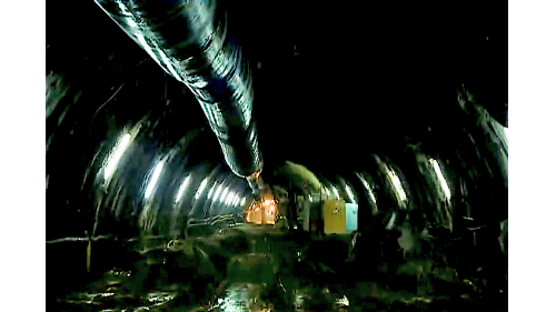 為配合鐵路電氣化工程興建一座雙軌的新自強隧道，位於瑞穗站至三民站之間，全長約2,676公尺，於2017年8月完工通車，是花東線鐵路電氣化工程中最艱難的部分。在歷經無數次大小隧道災變後，改用中導坑搭配複合式灌漿前進開挖。待貫通中導坑後，繼續以短台階工法進行下半斷面工程作業，開挖完成後，立即施作仰拱，閉合隧道底部。由於新自強隧道工程施作時，遭遇沉泥層地質，影響通車時程，施工期間舊自強隧道部分採用導電軌電車線系統施工，使全線電氣化如期完成單線通車。
&nbsp;
