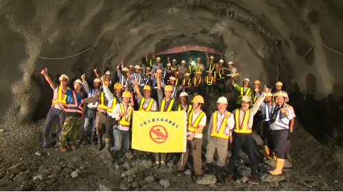 為配合鐵路電氣化工程興建一座雙軌的新自強隧道，位於瑞穗站至三民站之間，全長約2,676公尺，於2017年8月完工通車，是花東線鐵路電氣化工程中最艱難的部分。在歷經無數次大小隧道災變後，改用中導坑搭配複合式灌漿前進開挖。待貫通中導坑後，繼續以短台階工法進行下半斷面工程作業，開挖完成後，立即施作仰拱，閉合隧道底部。由於新自強隧道工程施作時，遭遇沉泥層地質，影響通車時程，施工期間舊自強隧道部分採用導電軌電車線系統施工，使全線電氣化如期完成單線通車。【圖/新自強隧道完成中導坑的貫通】
