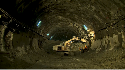 為配合鐵路電氣化工程興建一座雙軌的新自強隧道，位於瑞穗站至三民站之間，全長約2,676公尺，於2017年8月完工通車，是花東線鐵路電氣化工程中最艱難的部分。在歷經無數次大小隧道災變後，改用中導坑搭配複合式灌漿前進開挖。待貫通中導坑後，繼續以短台階工法進行下半斷面工程作業，開挖完成後，立即施作仰拱，閉合隧道底部。由於新自強隧道工程施作時，遭遇沉泥層地質，影響通車時程，施工期間舊自強隧道部分採用導電軌電車線系統施工，使全線電氣化如期完成單線通車。【圖/新自強隧道下半斷面台階、仰拱開挖】
&nbsp;