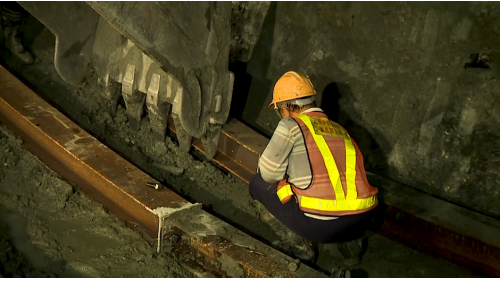 為配合鐵路電氣化工程興建一座雙軌的新自強隧道，位於瑞穗站至三民站之間，全長約2,676公尺，於2017年8月完工通車，是花東線鐵路電氣化工程中最艱難的部分。在歷經無數次大小隧道災變後，改用中導坑搭配複合式灌漿前進開挖。待貫通中導坑後，繼續以短台階工法進行下半斷面工程作業，開挖完成後，立即施作仰拱，閉合隧道底部。由於新自強隧道工程施作時，遭遇沉泥層地質，影響通車時程，施工期間舊自強隧道部分採用導電軌電車線系統施工，使全線電氣化如期完成單線通車。【圖/新自強隧道下半斷面台階、仰拱開挖】