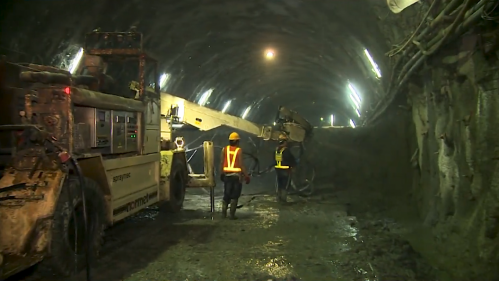 為配合鐵路電氣化工程興建一座雙軌的新自強隧道，位於瑞穗站至三民站之間，全長約2,676公尺，於2017年8月完工通車，是花東線鐵路電氣化工程中最艱難的部分。在歷經無數次大小隧道災變後，改用中導坑搭配複合式灌漿前進開挖。待貫通中導坑後，繼續以短台階工法進行下半斷面工程作業，開挖完成後，立即施作仰拱，閉合隧道底部。由於新自強隧道工程施作時，遭遇沉泥層地質，影響通車時程，施工期間舊自強隧道部分採用導電軌電車線系統施工，使全線電氣化如期完成單線通車。【圖/新自強隧道下半斷面台階、仰拱開挖】
&nbsp;