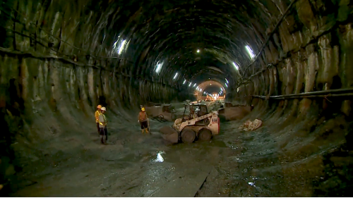 為配合鐵路電氣化工程興建一座雙軌的新自強隧道，位於瑞穗站至三民站之間，全長約2,676公尺，於2017年8月完工通車，是花東線鐵路電氣化工程中最艱難的部分。在歷經無數次大小隧道災變後，改用中導坑搭配複合式灌漿前進開挖。待貫通中導坑後，繼續以短台階工法進行下半斷面工程作業，開挖完成後，立即施作仰拱，閉合隧道底部。由於新自強隧道工程施作時，遭遇沉泥層地質，影響通車時程，施工期間舊自強隧道部分採用導電軌電車線系統施工，使全線電氣化如期完成單線通車。【圖/新自強隧道下半斷面台階、仰拱開挖】
&nbsp;