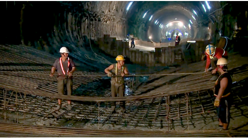 為配合鐵路電氣化工程興建一座雙軌的新自強隧道，位於瑞穗站至三民站之間，全長約2,676公尺，於2017年8月完工通車，是花東線鐵路電氣化工程中最艱難的部分。在歷經無數次大小隧道災變後，改用中導坑搭配複合式灌漿前進開挖。待貫通中導坑後，繼續以短台階工法進行下半斷面工程作業，開挖完成後，立即施作仰拱，閉合隧道底部。由於新自強隧道工程施作時，遭遇沉泥層地質，影響通車時程，施工期間舊自強隧道部分採用導電軌電車線系統施工，使全線電氣化如期完成單線通車。【圖/新自強隧道仰拱襯砌施作】
&nbsp;