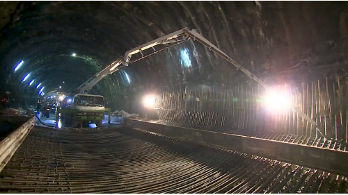 為配合鐵路電氣化工程興建一座雙軌的新自強隧道，位於瑞穗站至三民站之間，全長約2,676公尺，於2017年8月完工通車，是花東線鐵路電氣化工程中最艱難的部分。在歷經無數次大小隧道災變後，改用中導坑搭配複合式灌漿前進開挖。待貫通中導坑後，繼續以短台階工法進行下半斷面工程作業，開挖完成後，立即施作仰拱，閉合隧道底部。由於新自強隧道工程施作時，遭遇沉泥層地質，影響通車時程，施工期間舊自強隧道部分採用導電軌電車線系統施工，使全線電氣化如期完成單線通車。【圖/新自強隧道仰拱襯砌施作】