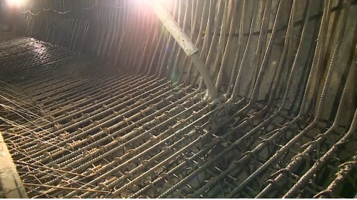 為配合鐵路電氣化工程興建一座雙軌的新自強隧道，位於瑞穗站至三民站之間，全長約2,676公尺，於2017年8月完工通車，是花東線鐵路電氣化工程中最艱難的部分。在歷經無數次大小隧道災變後，改用中導坑搭配複合式灌漿前進開挖。待貫通中導坑後，繼續以短台階工法進行下半斷面工程作業，開挖完成後，立即施作仰拱，閉合隧道底部。由於新自強隧道工程施作時，遭遇沉泥層地質，影響通車時程，施工期間舊自強隧道部分採用導電軌電車線系統施工，使全線電氣化如期完成單線通車。【圖/新自強隧道仰拱襯砌施作】
&nbsp;