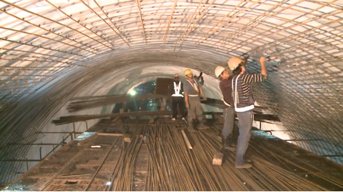 為配合鐵路電氣化工程興建一座雙軌的新自強隧道，位於瑞穗站至三民站之間，全長約2,676公尺，於2017年8月完工通車，是花東線鐵路電氣化工程中最艱難的部分。在歷經無數次大小隧道災變後，改用中導坑搭配複合式灌漿前進開挖。待貫通中導坑後，繼續以短台階工法進行下半斷面工程作業，開挖完成後，立即施作仰拱，閉合隧道底部。由於新自強隧道工程施作時，遭遇沉泥層地質，影響通車時程，施工期間舊自強隧道部分採用導電軌電車線系統施工，使全線電氣化如期完成單線通車。【圖/新自強隧道襯砌施作&mdash;鋼筋組立】
&nbsp;