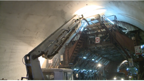 為配合鐵路電氣化工程興建一座雙軌的新自強隧道，位於瑞穗站至三民站之間，全長約2,676公尺，於2017年8月完工通車，是花東線鐵路電氣化工程中最艱難的部分。在歷經無數次大小隧道災變後，改用中導坑搭配複合式灌漿前進開挖。待貫通中導坑後，繼續以短台階工法進行下半斷面工程作業，開挖完成後，立即施作仰拱，閉合隧道底部。由於新自強隧道工程施作時，遭遇沉泥層地質，影響通車時程，施工期間舊自強隧道部分採用導電軌電車線系統施工，使全線電氣化如期完成單線通車。【圖/新自強隧道襯砌施作&mdash;2017年4月28日完成襯砌施作】
&nbsp;