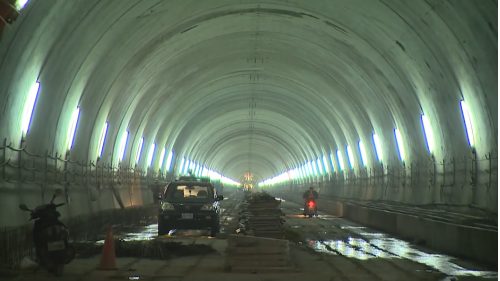 為配合鐵路電氣化工程興建一座雙軌的新自強隧道，位於瑞穗站至三民站之間，全長約2,676公尺，於2017年8月完工通車，是花東線鐵路電氣化工程中最艱難的部分。在歷經無數次大小隧道災變後，改用中導坑搭配複合式灌漿前進開挖。待貫通中導坑後，繼續以短台階工法進行下半斷面工程作業，開挖完成後，立即施作仰拱，閉合隧道底部。由於新自強隧道工程施作時，遭遇沉泥層地質，影響通車時程，施工期間舊自強隧道部分採用導電軌電車線系統施工，使全線電氣化如期完成單線通車。【圖/新自強隧道襯砌施作&mdash;2017年4月28日完成襯砌施作】