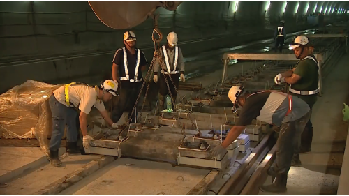 為配合鐵路電氣化工程興建一座雙軌的新自強隧道，位於瑞穗站至三民站之間，全長約2,676公尺，於2017年8月完工通車，是花東線鐵路電氣化工程中最艱難的部分。在歷經無數次大小隧道災變後，改用中導坑搭配複合式灌漿前進開挖。待貫通中導坑後，繼續以短台階工法進行下半斷面工程作業，開挖完成後，立即施作仰拱，閉合隧道底部。由於新自強隧道工程施作時，遭遇沉泥層地質，影響通車時程，施工期間舊自強隧道部分採用導電軌電車線系統施工，使全線電氣化如期完成單線通車。【圖/新自強隧道&mdash;軌道鋪軌作業】