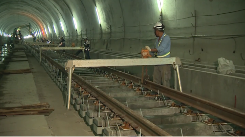 為配合鐵路電氣化工程興建一座雙軌的新自強隧道，位於瑞穗站至三民站之間，全長約2,676公尺，於2017年8月完工通車，是花東線鐵路電氣化工程中最艱難的部分。在歷經無數次大小隧道災變後，改用中導坑搭配複合式灌漿前進開挖。待貫通中導坑後，繼續以短台階工法進行下半斷面工程作業，開挖完成後，立即施作仰拱，閉合隧道底部。由於新自強隧道工程施作時，遭遇沉泥層地質，影響通車時程，施工期間舊自強隧道部分採用導電軌電車線系統施工，使全線電氣化如期完成單線通車。【圖/新自強隧道軌道鋪軌作業&mdash;PC枕布放】