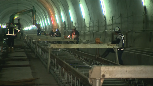 為配合鐵路電氣化工程興建一座雙軌的新自強隧道，位於瑞穗站至三民站之間，全長約2,676公尺，於2017年8月完工通車，是花東線鐵路電氣化工程中最艱難的部分。在歷經無數次大小隧道災變後，改用中導坑搭配複合式灌漿前進開挖。待貫通中導坑後，繼續以短台階工法進行下半斷面工程作業，開挖完成後，立即施作仰拱，閉合隧道底部。由於新自強隧道工程施作時，遭遇沉泥層地質，影響通車時程，施工期間舊自強隧道部分採用導電軌電車線系統施工，使全線電氣化如期完成單線通車。【圖/新自強隧道軌道鋪軌作業&mdash;PC枕布放】