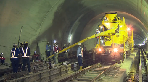 為配合鐵路電氣化工程興建一座雙軌的新自強隧道，位於瑞穗站至三民站之間，全長約2,676公尺，於2017年8月完工通車，是花東線鐵路電氣化工程中最艱難的部分。在歷經無數次大小隧道災變後，改用中導坑搭配複合式灌漿前進開挖。待貫通中導坑後，繼續以短台階工法進行下半斷面工程作業，開挖完成後，立即施作仰拱，閉合隧道底部。由於新自強隧道工程施作時，遭遇沉泥層地質，影響通車時程，施工期間舊自強隧道部分採用導電軌電車線系統施工，使全線電氣化如期完成單線通車。【圖/新自強隧道軌道&mdash;混凝土澆置作業】