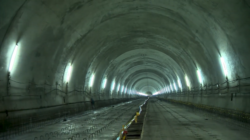 為配合鐵路電氣化工程興建一座雙軌的新自強隧道，位於瑞穗站至三民站之間，全長約2,676公尺，於2017年8月完工通車，是花東線鐵路電氣化工程中最艱難的部分。在歷經無數次大小隧道災變後，改用中導坑搭配複合式灌漿前進開挖。待貫通中導坑後，繼續以短台階工法進行下半斷面工程作業，開挖完成後，立即施作仰拱，閉合隧道底部。由於新自強隧道工程施作時，遭遇沉泥層地質，影響通車時程，施工期間舊自強隧道部分採用導電軌電車線系統施工，使全線電氣化如期完成單線通車。