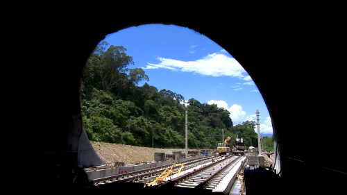 為配合鐵路電氣化工程興建一座雙軌的新自強隧道，位於瑞穗站至三民站之間，全長約2,676公尺，於2017年8月完工通車，是花東線鐵路電氣化工程中最艱難的部分。在歷經無數次大小隧道災變後，改用中導坑搭配複合式灌漿前進開挖。待貫通中導坑後，繼續以短台階工法進行下半斷面工程作業，開挖完成後，立即施作仰拱，閉合隧道底部。由於新自強隧道工程施作時，遭遇沉泥層地質，影響通車時程，施工期間舊自強隧道部分採用導電軌電車線系統施工，使全線電氣化如期完成單線通車。
&nbsp;
