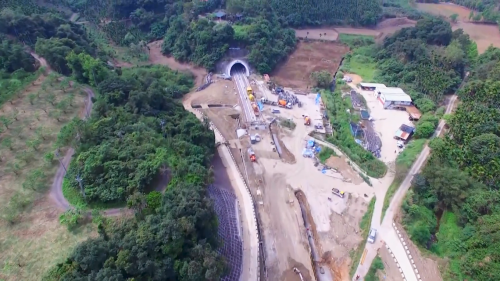 為配合鐵路電氣化工程興建一座雙軌的新自強隧道，位於瑞穗站至三民站之間，全長約2,676公尺，於2017年8月完工通車，是花東線鐵路電氣化工程中最艱難的部分。在歷經無數次大小隧道災變後，改用中導坑搭配複合式灌漿前進開挖。待貫通中導坑後，繼續以短台階工法進行下半斷面工程作業，開挖完成後，立即施作仰拱，閉合隧道底部。由於新自強隧道工程施作時，遭遇沉泥層地質，影響通車時程，施工期間舊自強隧道部分採用導電軌電車線系統施工，使全線電氣化如期完成單線通車。
&nbsp;