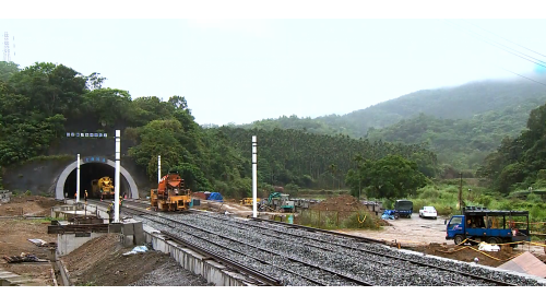 為配合鐵路電氣化工程興建一座雙軌的新自強隧道，位於瑞穗站至三民站之間，全長約2,676公尺，於2017年8月完工通車，是花東線鐵路電氣化工程中最艱難的部分。在歷經無數次大小隧道災變後，改用中導坑搭配複合式灌漿前進開挖。待貫通中導坑後，繼續以短台階工法進行下半斷面工程作業，開挖完成後，立即施作仰拱，閉合隧道底部。由於新自強隧道工程施作時，遭遇沉泥層地質，影響通車時程，施工期間舊自強隧道部分採用導電軌電車線系統施工，使全線電氣化如期完成單線通車。