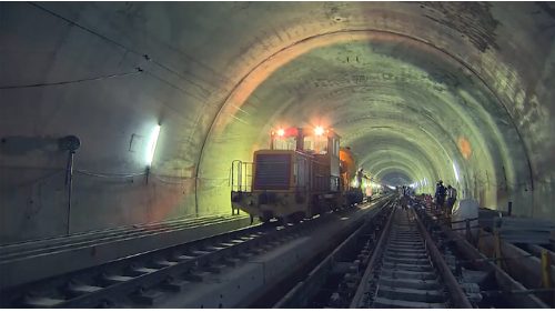 為配合鐵路電氣化工程興建一座雙軌的新自強隧道，位於瑞穗站至三民站之間，全長約2,676公尺，於2017年8月完工通車，是花東線鐵路電氣化工程中最艱難的部分。在歷經無數次大小隧道災變後，改用中導坑搭配複合式灌漿前進開挖。待貫通中導坑後，繼續以短台階工法進行下半斷面工程作業，開挖完成後，立即施作仰拱，閉合隧道底部。由於新自強隧道工程施作時，遭遇沉泥層地質，影響通車時程，施工期間舊自強隧道部分採用導電軌電車線系統施工，使全線電氣化如期完成單線通車。【圖/新自強隧道東西正線軌道工程完工】
&nbsp;