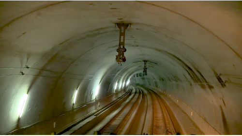 為配合鐵路電氣化工程興建一座雙軌的新自強隧道，位於瑞穗站至三民站之間，全長約2,676公尺，於2017年8月完工通車，是花東線鐵路電氣化工程中最艱難的部分。在歷經無數次大小隧道災變後，改用中導坑搭配複合式灌漿前進開挖。待貫通中導坑後，繼續以短台階工法進行下半斷面工程作業，開挖完成後，立即施作仰拱，閉合隧道底部。由於新自強隧道工程施作時，遭遇沉泥層地質，影響通車時程，施工期間舊自強隧道部分採用導電軌電車線系統施工，使全線電氣化如期完成單線通車。【圖/新自強隧道東西正線軌道工程於2017年6月完工】
&nbsp;
&nbsp;