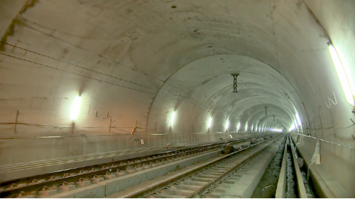 為配合鐵路電氣化工程興建一座雙軌的新自強隧道，位於瑞穗站至三民站之間，全長約2,676公尺，於2017年8月完工通車，是花東線鐵路電氣化工程中最艱難的部分。在歷經無數次大小隧道災變後，改用中導坑搭配複合式灌漿前進開挖。待貫通中導坑後，繼續以短台階工法進行下半斷面工程作業，開挖完成後，立即施作仰拱，閉合隧道底部。由於新自強隧道工程施作時，遭遇沉泥層地質，影響通車時程，施工期間舊自強隧道部分採用導電軌電車線系統施工，使全線電氣化如期完成單線通車。【圖/新自強隧道軌道工程完工後進行系統機電工程作業】
&nbsp;